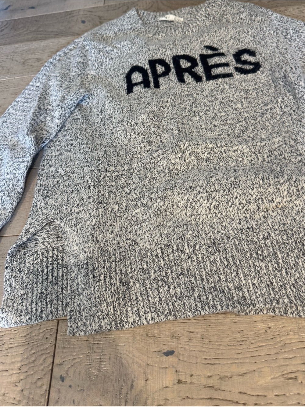 Lou & grey Crewneck Sweater in Heather Gray with 'APRÈS' Script